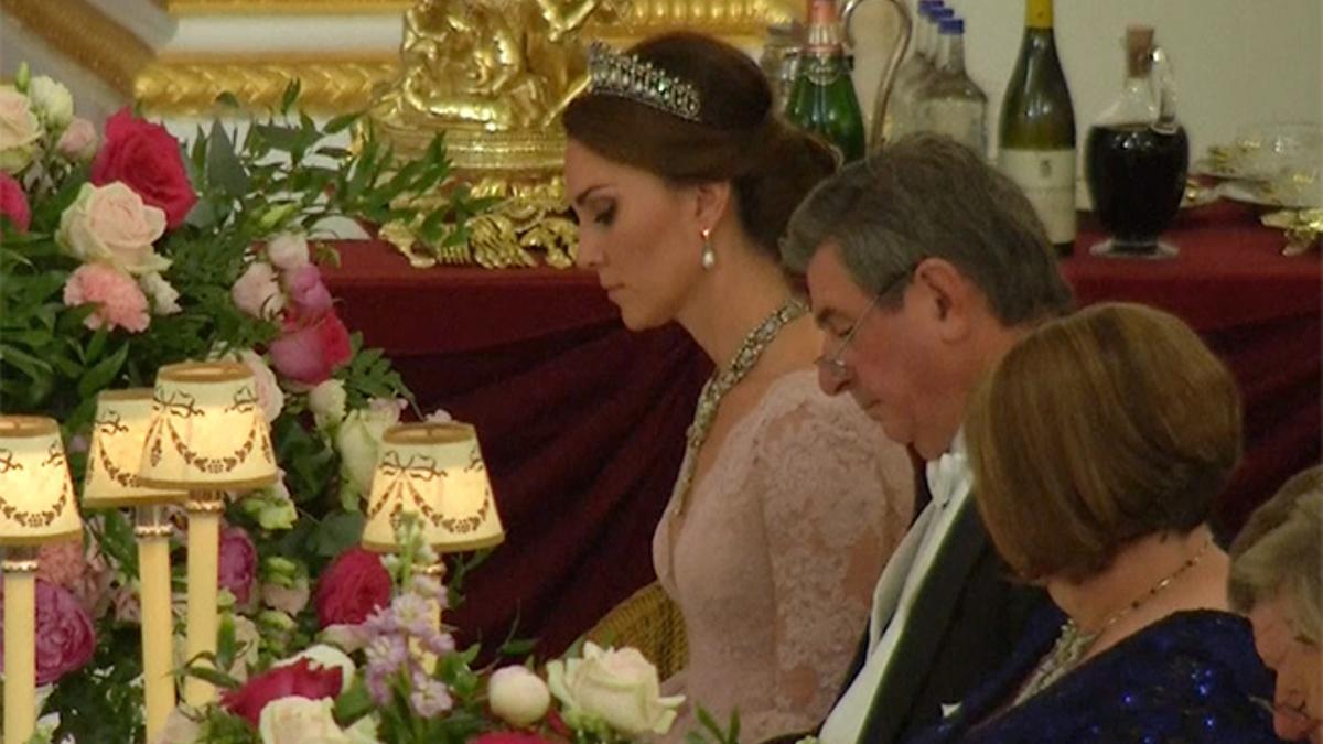 Kate Middleton con un espectacular vestido rosa empolvado de llamativo escote