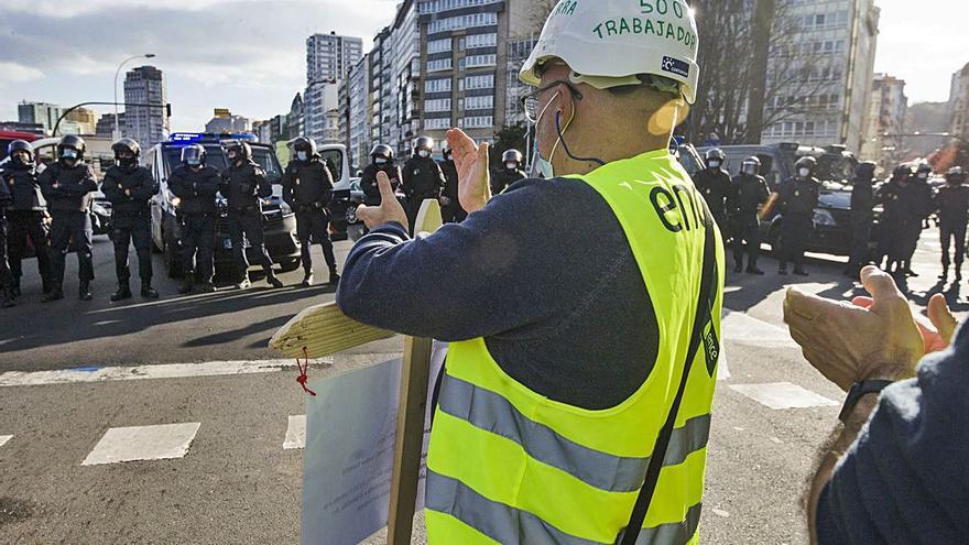 Manifestantes y policías nacionales en Sánchez Bregua. |   // CASTELEIRO/ROLLER AGENCIA