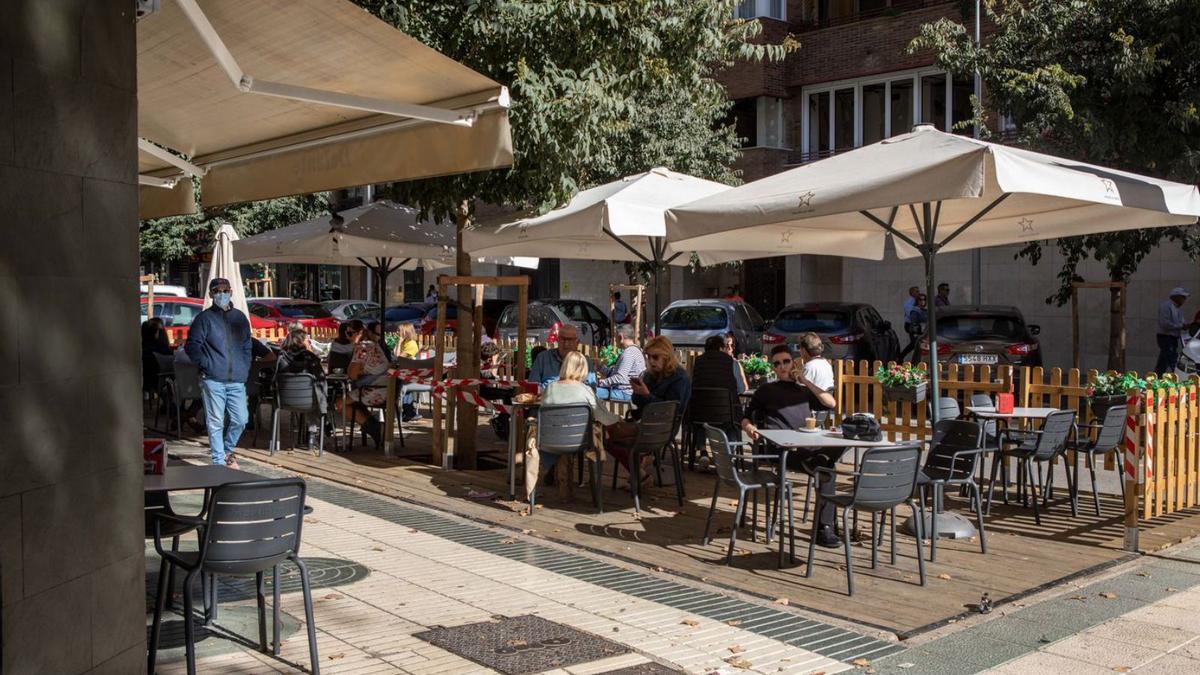 Terrazas llenas en el centro de la ciudad de Cartegena. | LOYOLA PÉREZ DE VILLEGAS