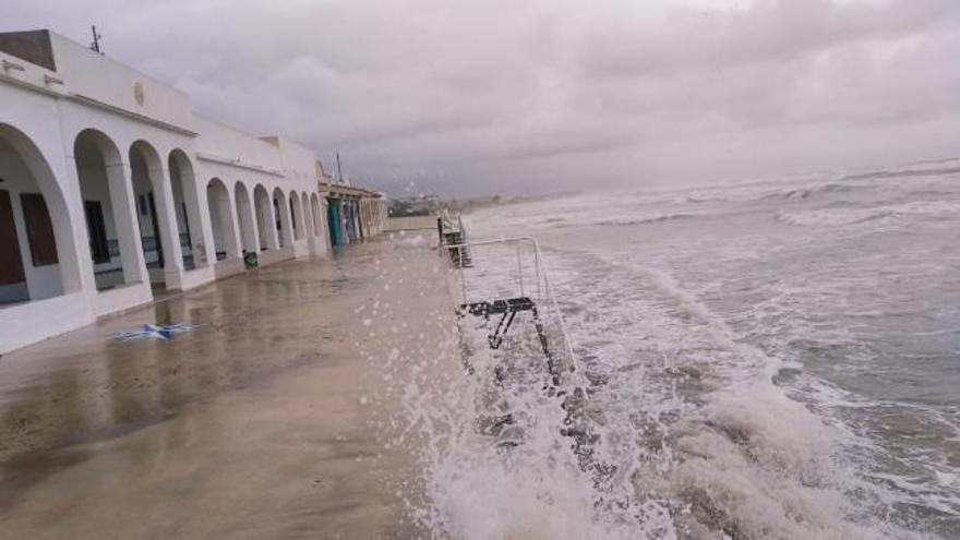 El temporal golpea las casas de primera línea de playa en Dénia