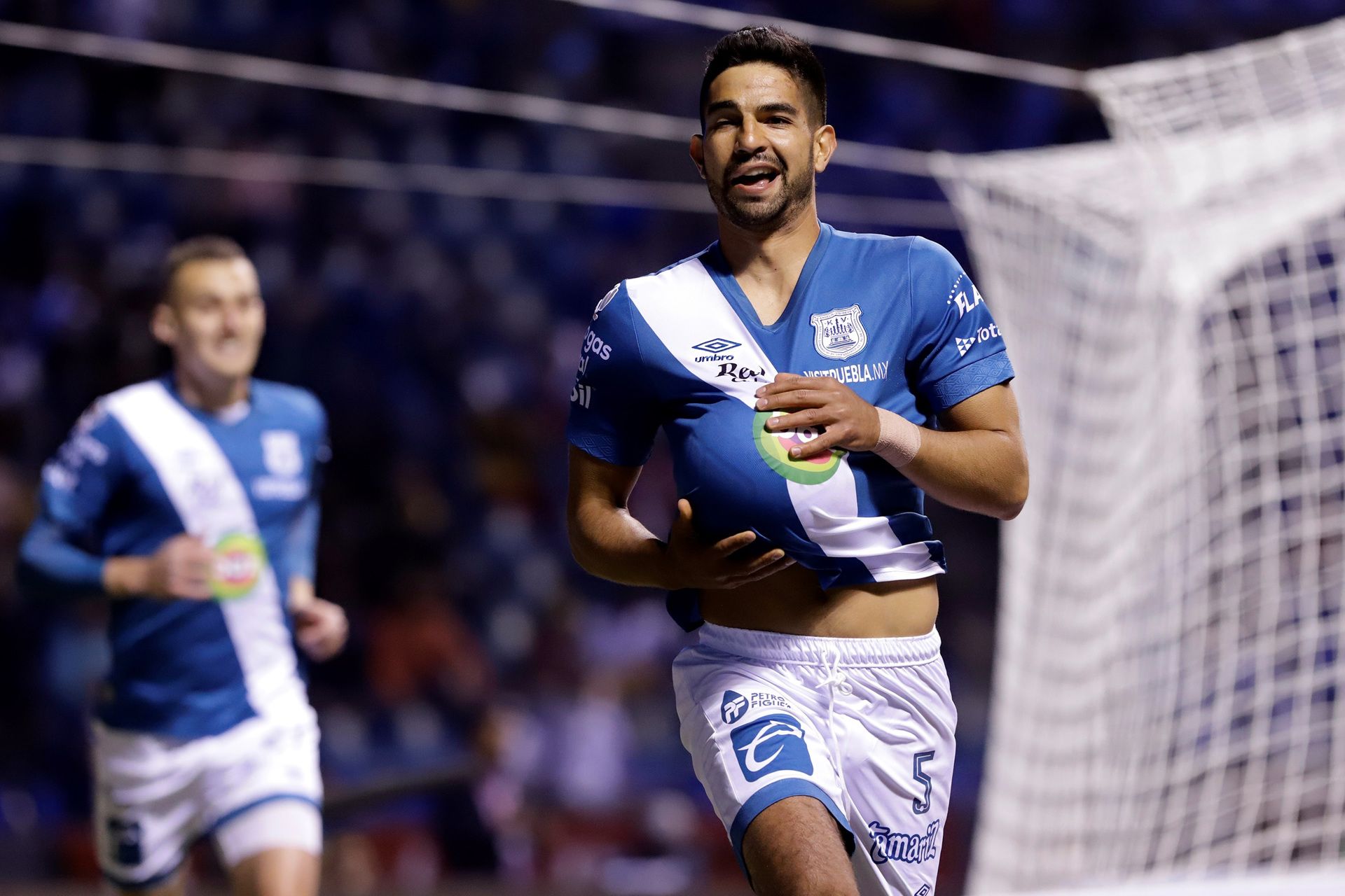 Los jugadores de Puebla celebran un gol.