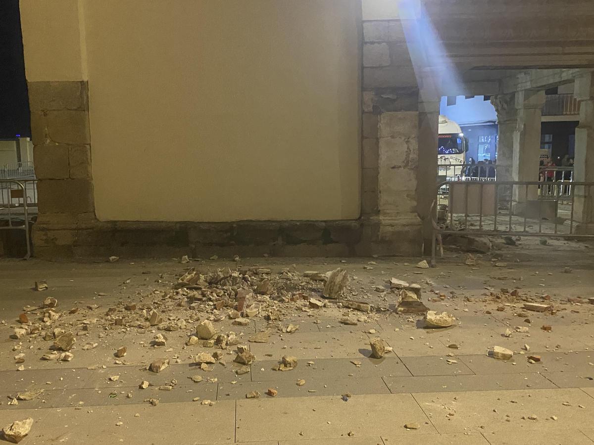 Destrozos en el Hornito de Mérida al paso de una carroza de la Cabalgata de Reyes Destrozos en el Hornito de Mérida al paso de una carroza de la Cabalgata de Reyes