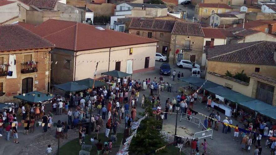 El mercado medieval visto desde el campanario de la iglesia parroquial.