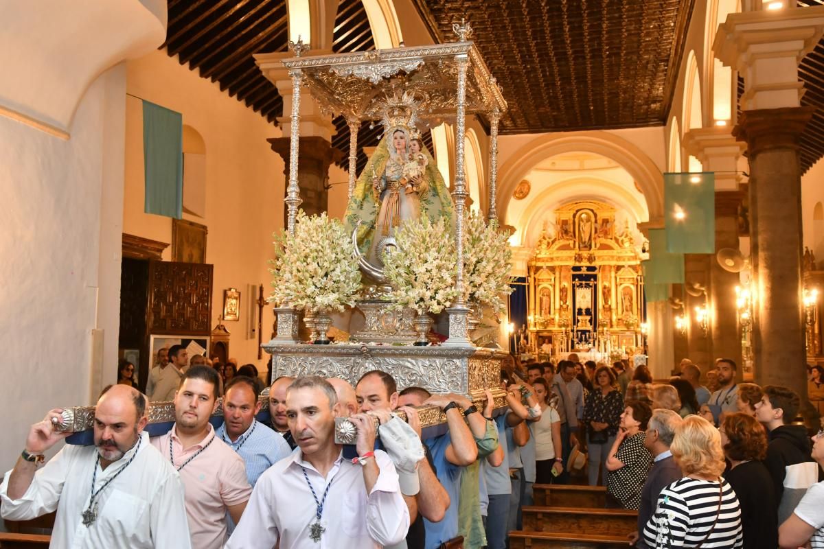 Los jarotes acompañan a la Virgen de Luna a su ermita