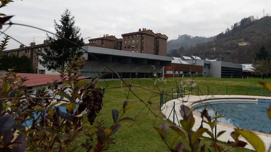 Piscina de Vega de Arriba, con el vaso infantil en primer término.