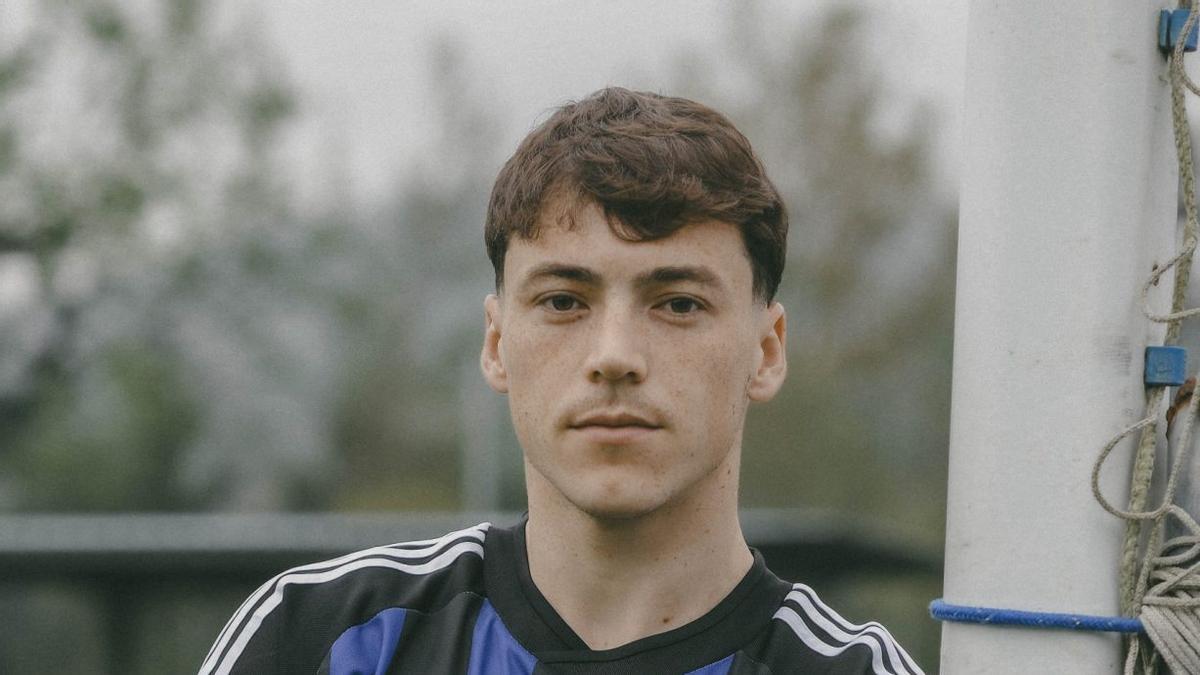 Fede Viñas, con la camiseta retro que usará mañana el Oviedo en Balaídos. | REAL OVIEDO