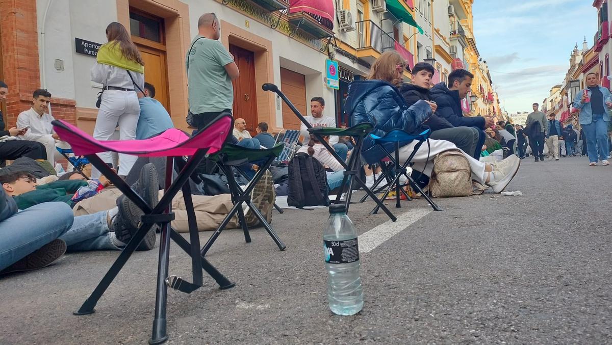 Sillitas y abrigos de plumas en la calle Pureza durante la pasada Semana Santa de Sevilla.