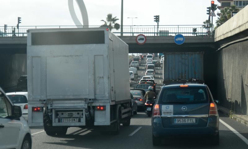 Las Palmas de Gran Canaria. RETENCIONES AVENIDA MARITIMA.  | 22/04/2019 | Fotógrafo: José Carlos Guerra