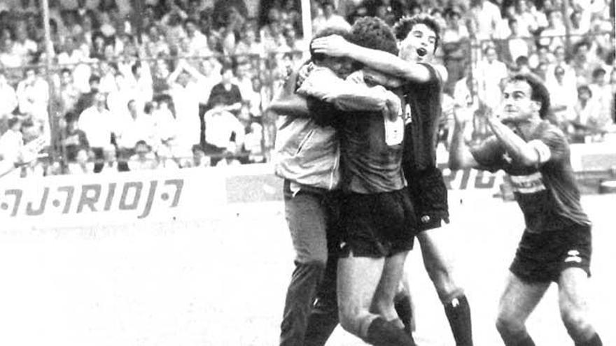 Los jugadores del Mallorca celebran el gol de Luis García, el del ascenso.