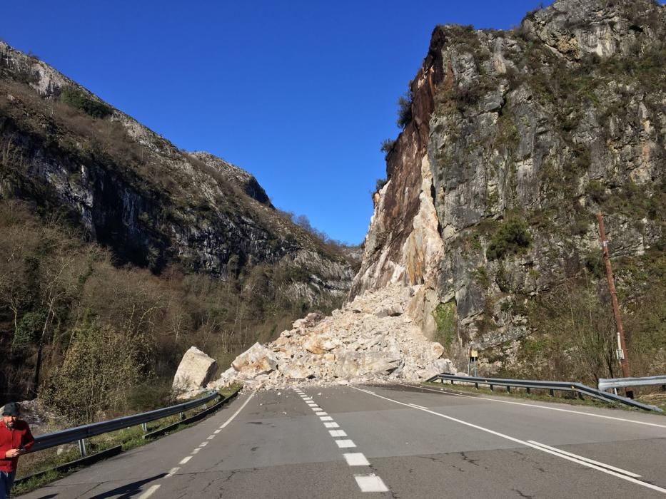 Cae una montaña y sepulta el acceso a Caso