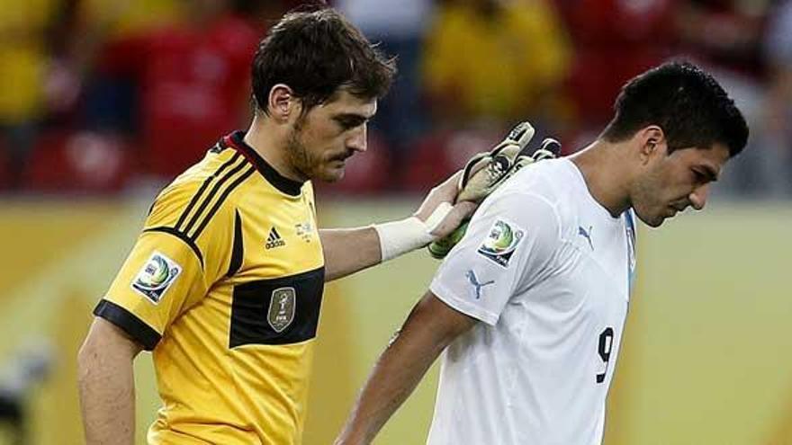 Casillas consuela a Luis Suárez.