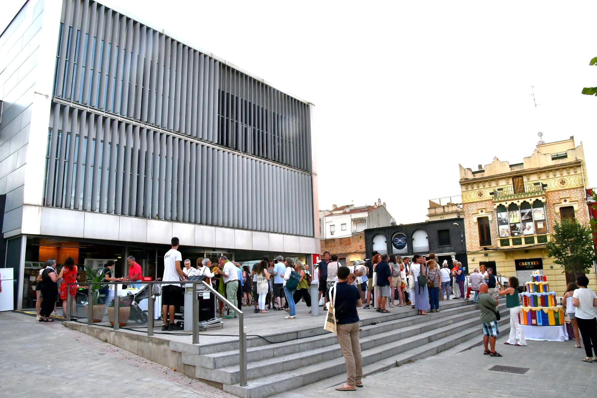 La Biblioteca de Figueres compleix cent anys amb una festa popular i molts records