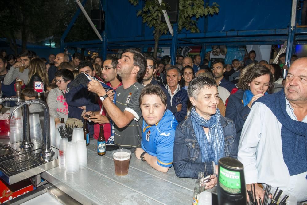 Jugadores del Real Oviedo visitan el chiringuito de la APARO en San Mateo