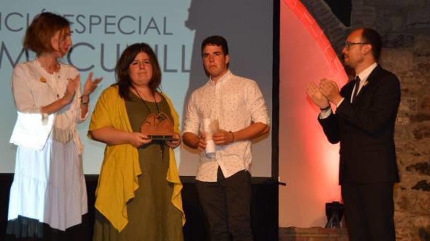 Al centre, Anna i Toni Cunill recullen la menció especial en record del seu pare, Jaume Cunill, lliurada per la consellera Àngels Chacón i el president del Consell David Font, a l&#039;inici de la gala, ahir a la nit a Sant Corneli