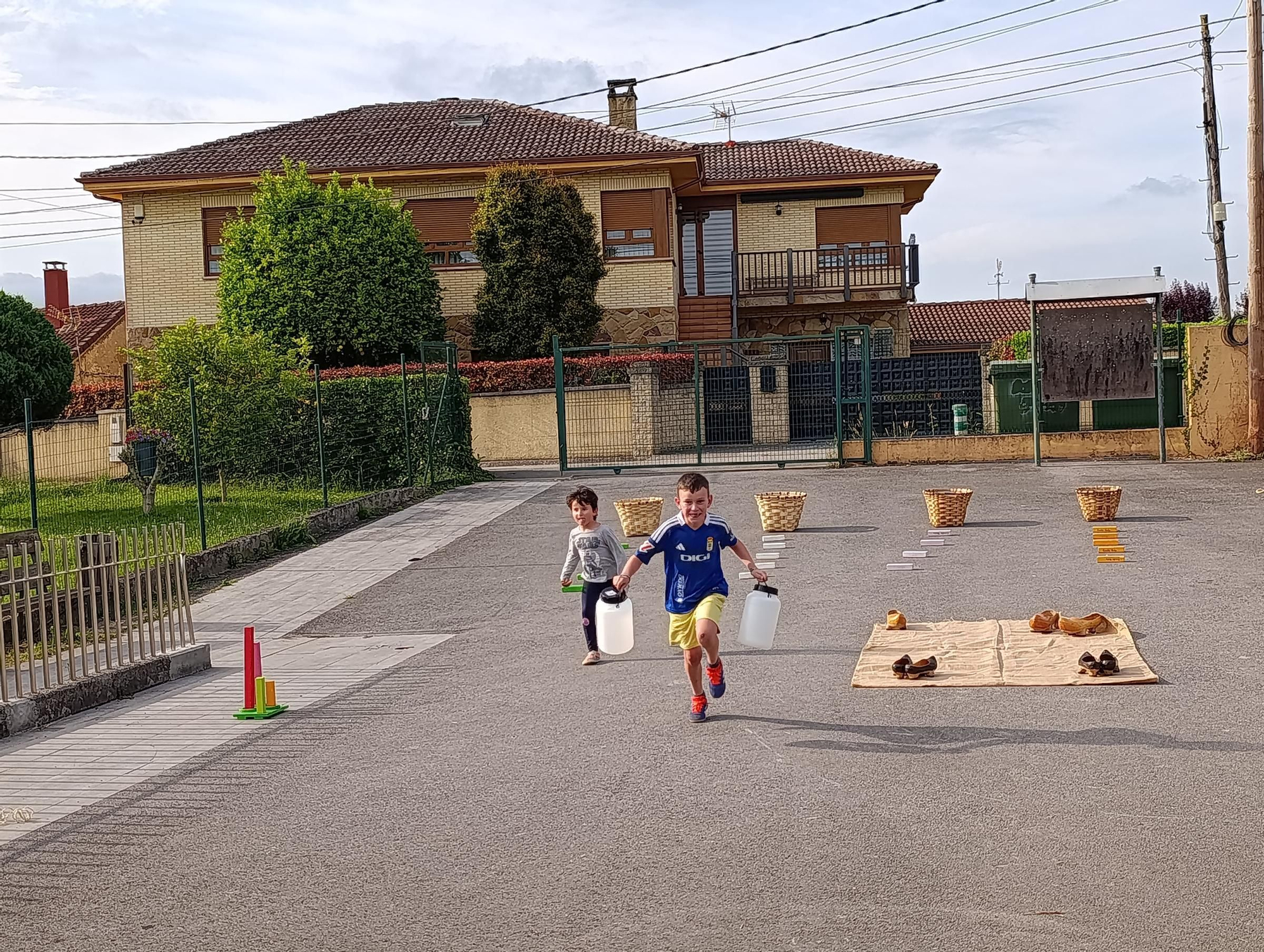 Los pequeños de Viella celebran el "Día de los Paxarrinos"