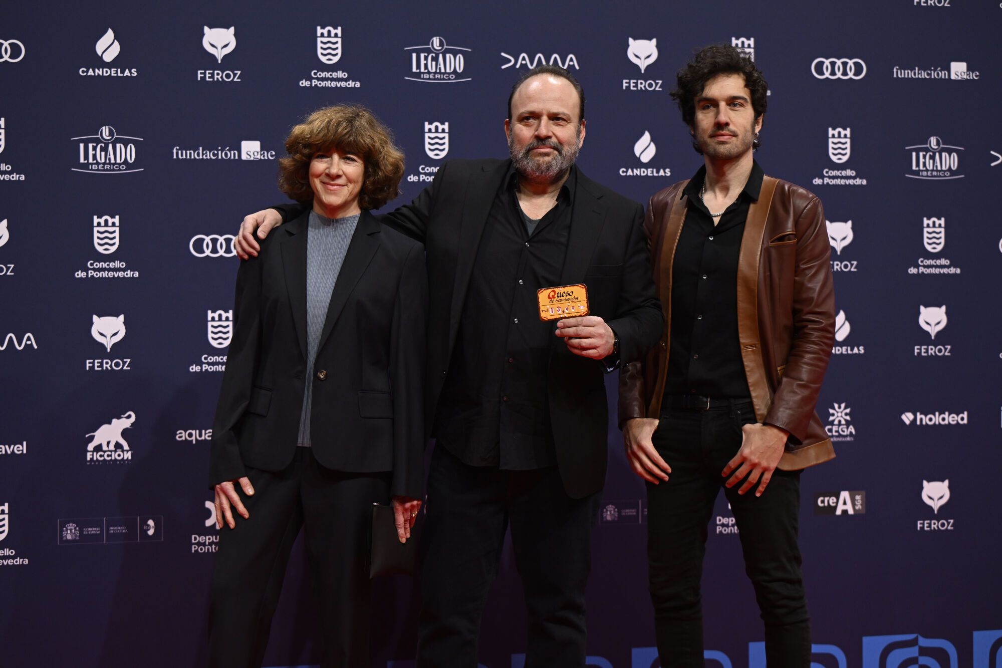 PONTEVEDRA, 24/01/2026.- El dramaturgo, guionista y director Juan Cavestany (c) posa junto al equipo de su documental 'Madrid, Ext' a su llegada a la gala de entrega de los Premios Feroz 2026, organizada por la Asociación de Informadores Cinematográficos de España (AICE), hoy sábado en el Pazo da Cultura de Pontevedra. EFE/Brais Lorenzo