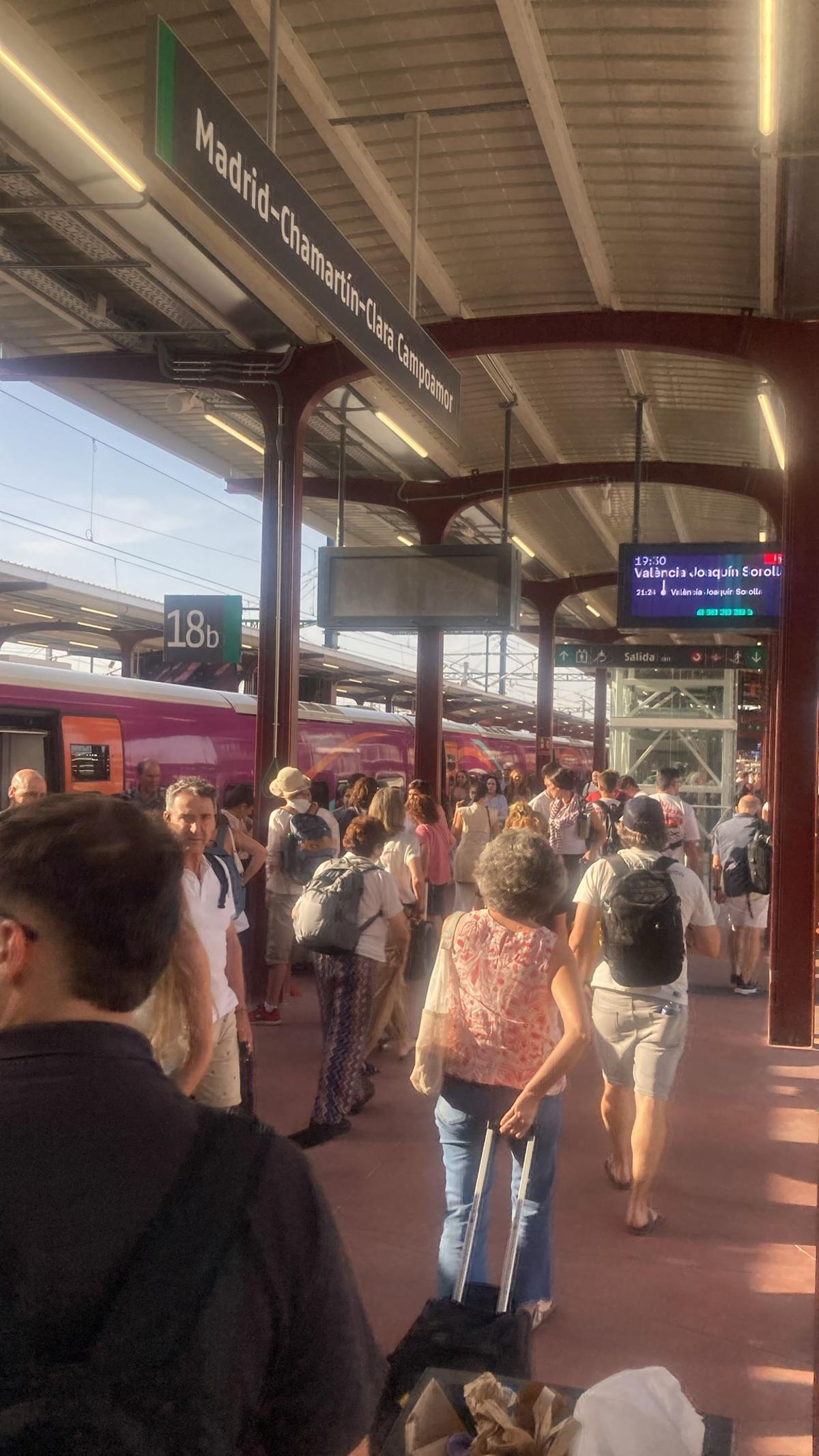 Pasajeros afectados por el retraso.