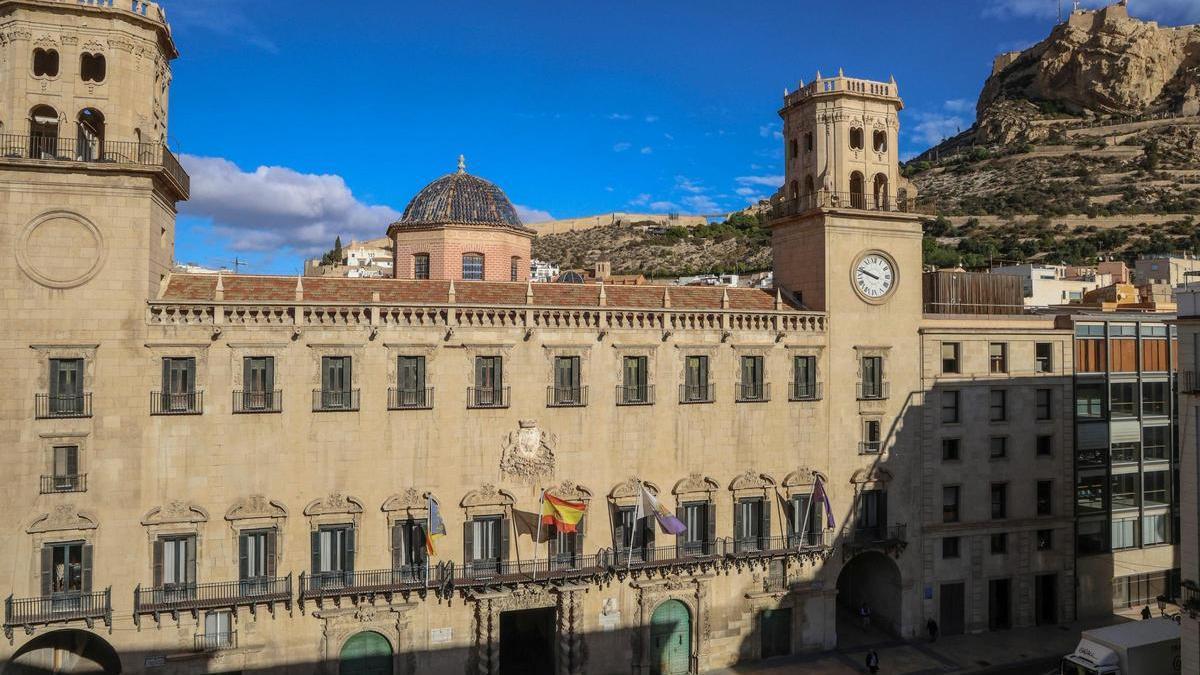 Los funcionarios del Ayuntamiento de Alicante celebran Santa Rita