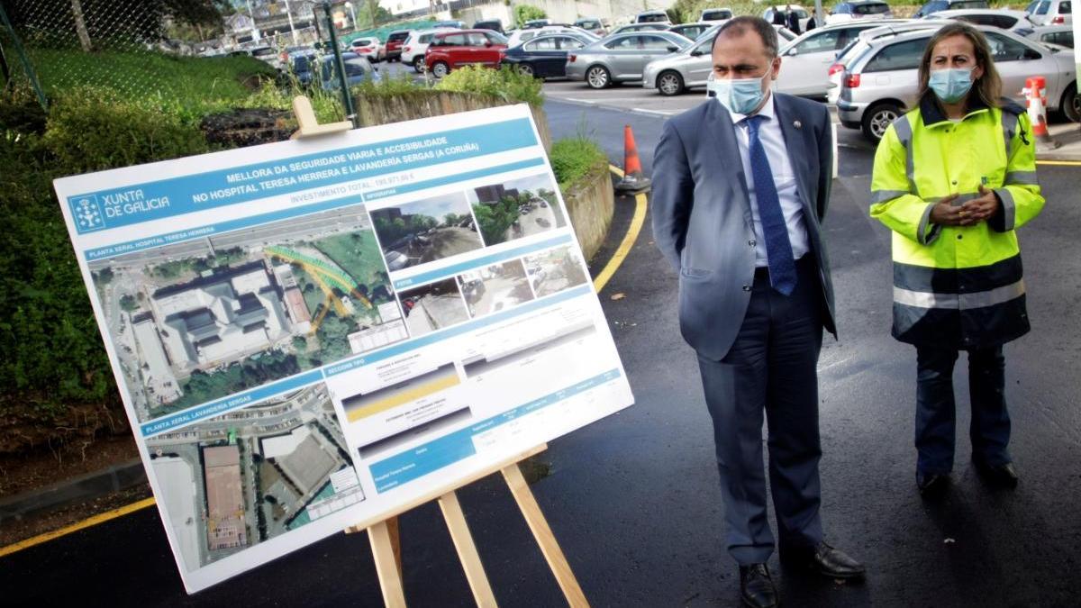 El conselleiro de Sanidade, Julio García Comesaña, en la presentación de las obras de mejora de la seguridad viaria en el Teresa Herrera.