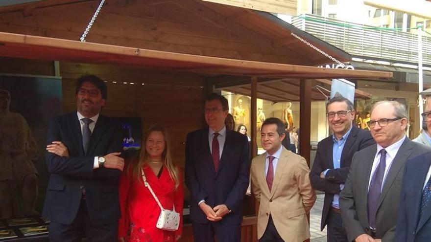 Autoridades regionales y municipales, durante la inauguración de la IV Muestra de Turismo de Murcia, en la avenida d ela Libertad.