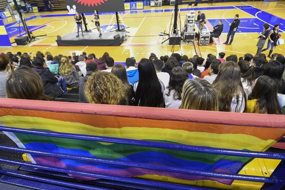 La diputada Carla Antonelli, con estudiantes de Secundaria en el Centro Insular de Deportes