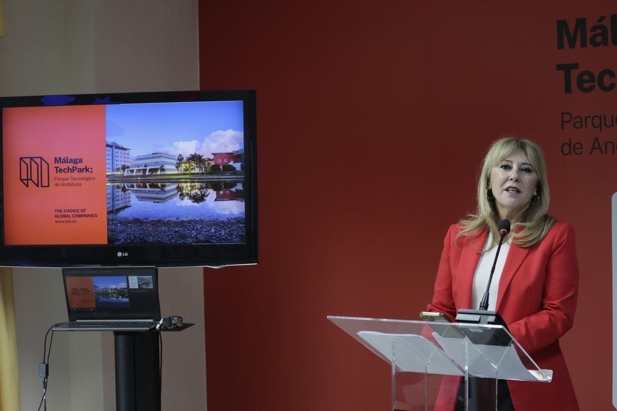 La consejera de Economía, Hacienda y Fondos Europeos y portavoz de la Junta de Andalucía, Carolina España, este lunes en el Parque Tecnológicod de Andalucía (PTA) de Málaga.