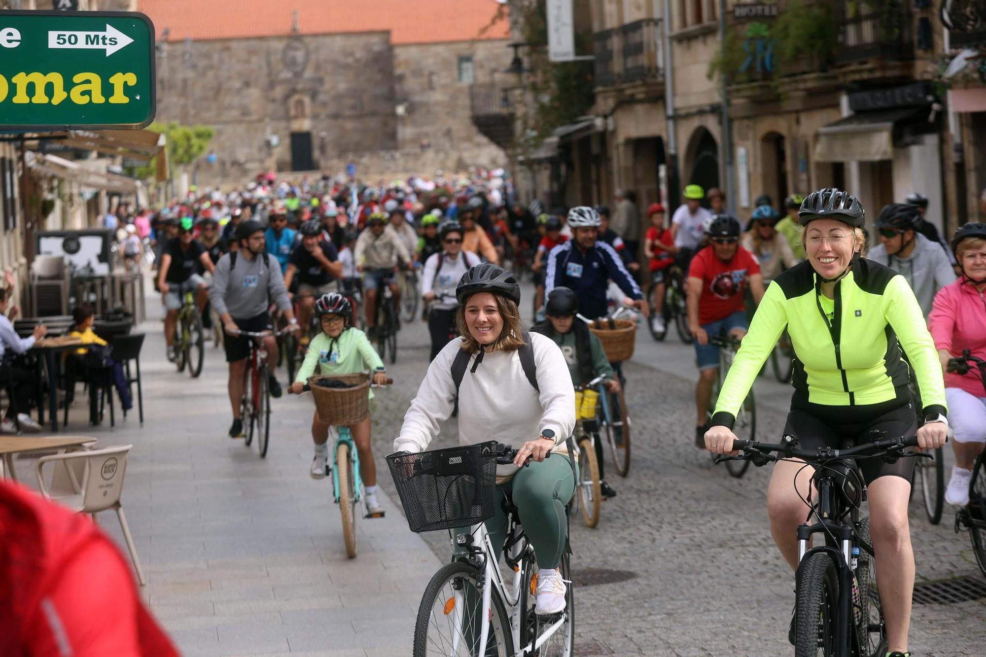 Participantes en la fiesta de la bicicleta de Cambados.