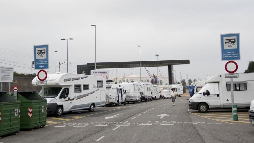 Autocaravanas en la zona habilitada para ellas junto a la playa de El Arbeyal.