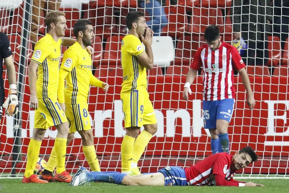 El partido entre el Real Sporting y el Cádiz, en imágenes