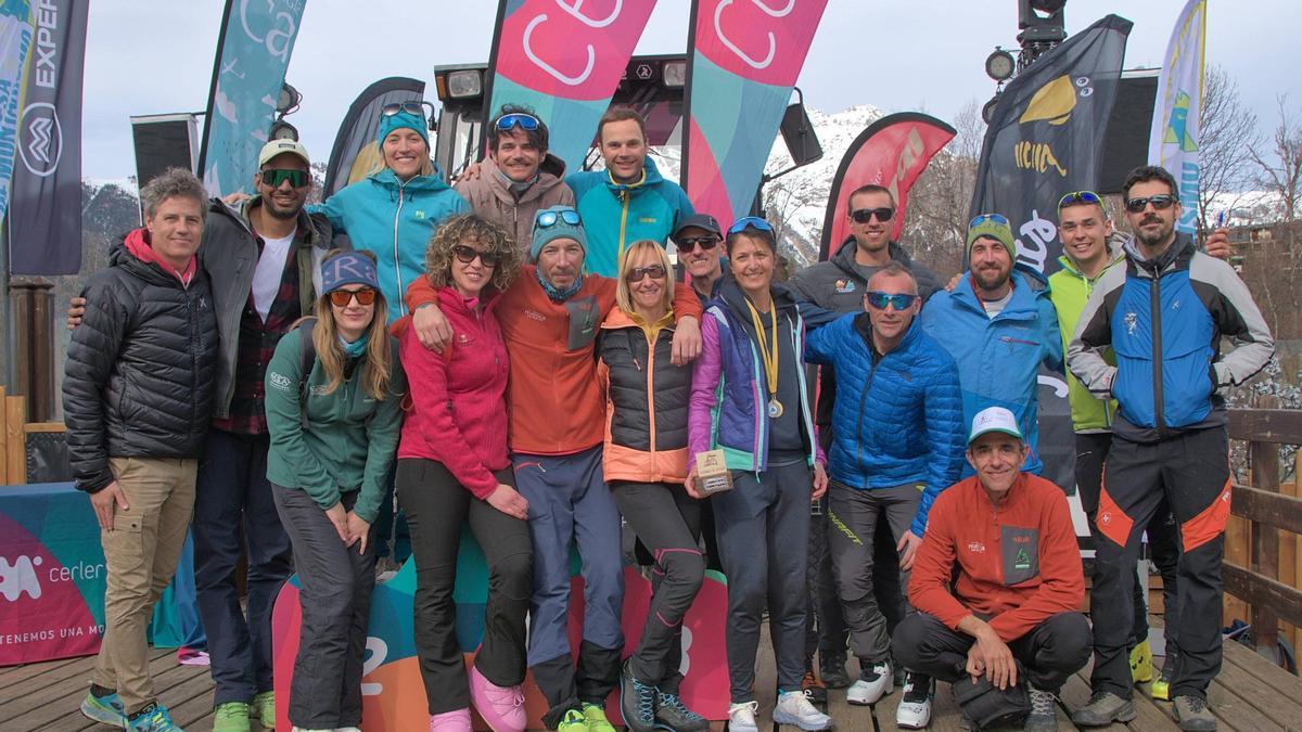 Un grupo del nutrido equipo de voluntarios de la carrera Memorial del Recuerdo posan juntos en una terraza de Cerler.