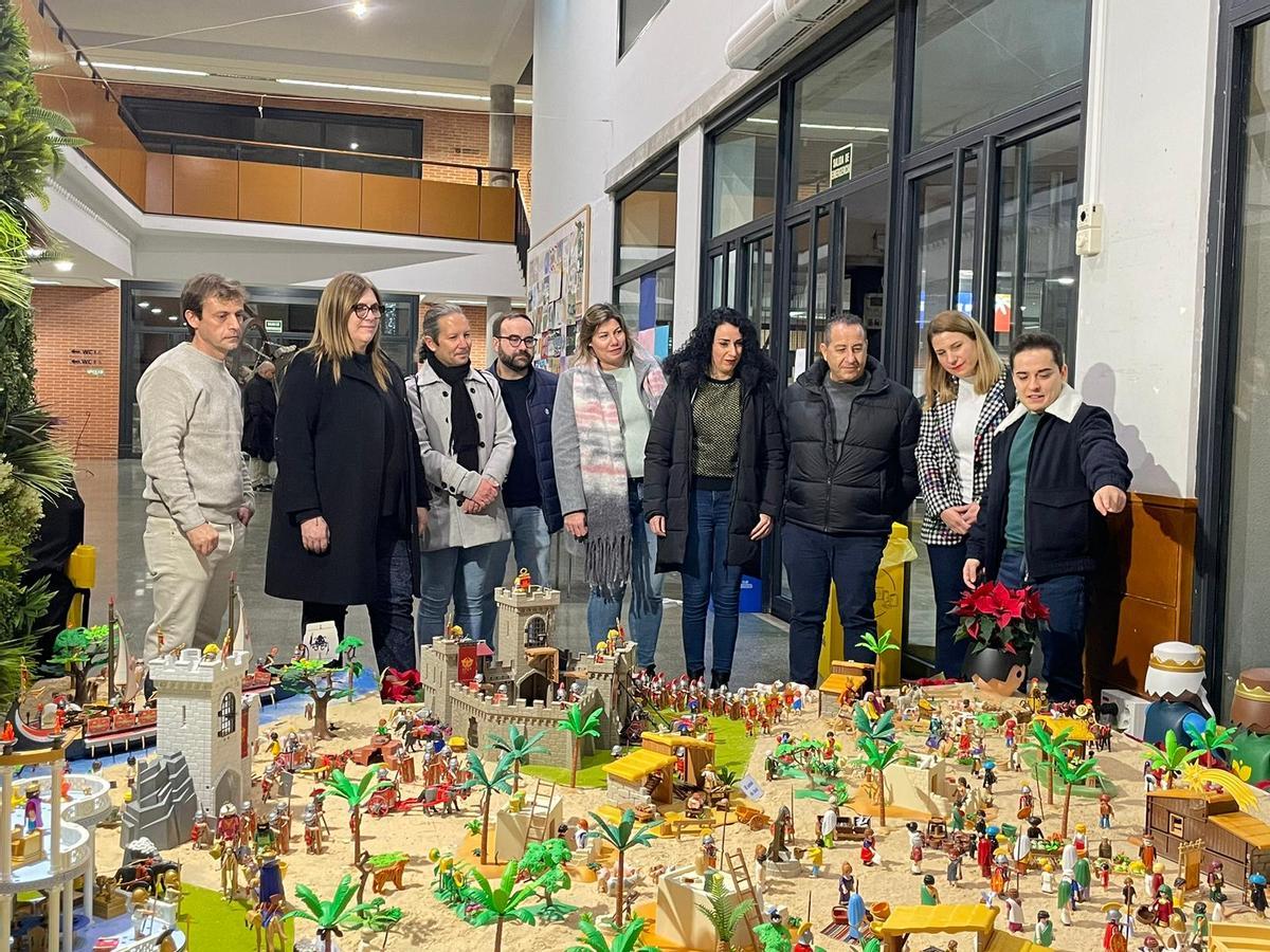 Joan Beltrán, a la derecha, muestra y explica las escenas a los concejales y las concejalas