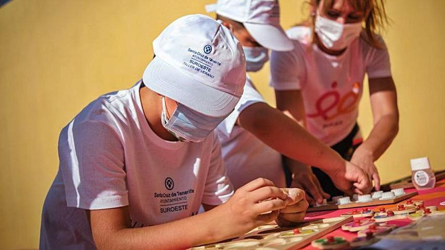 Taller con menores en el CEIP Santa María del Mar en Santa Cruz.