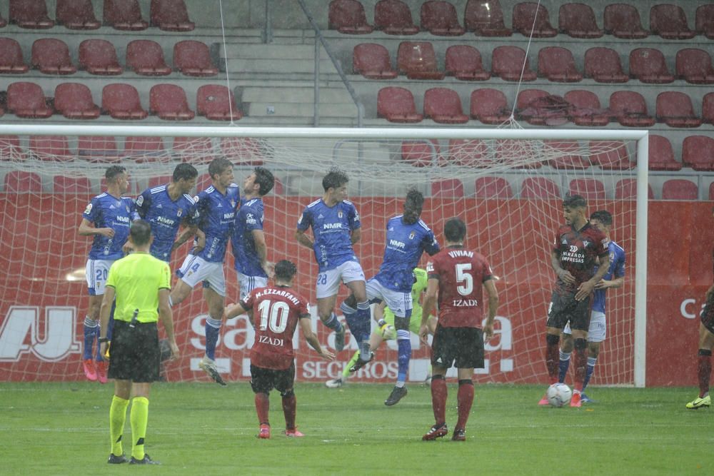 El partido entre el Mirandés y el Real Oviedo, en imágenes