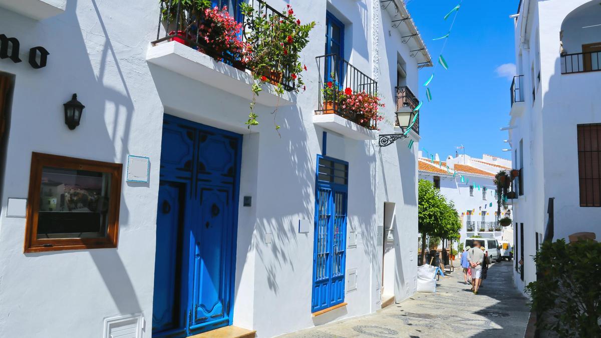 El pueblo de Málaga que parece Mykonos: destino de ensueño para todo el año