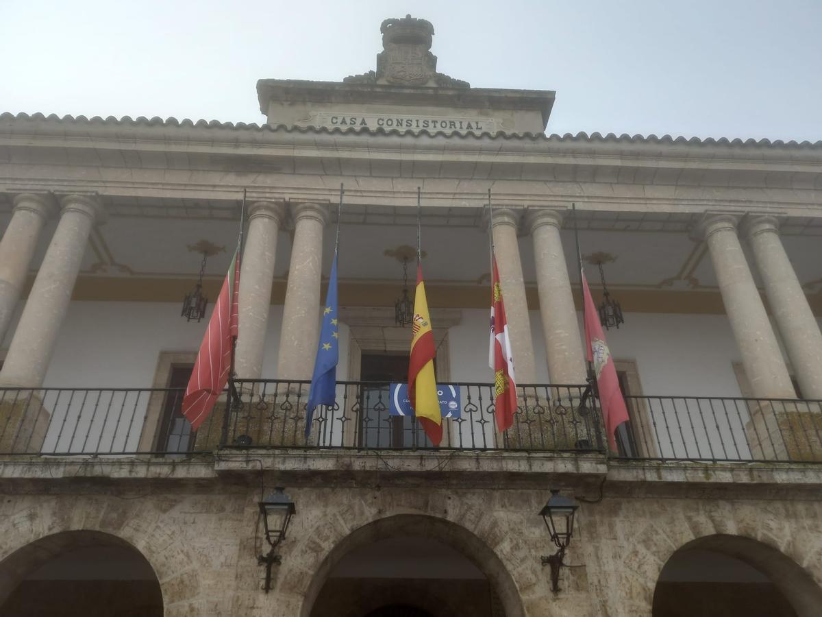 Banderas a media asta en el Ayuntamiento de Toro.