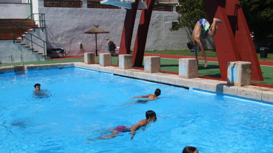 Los bañistas jóvenes están siendo mayoritarios en la piscina municipal