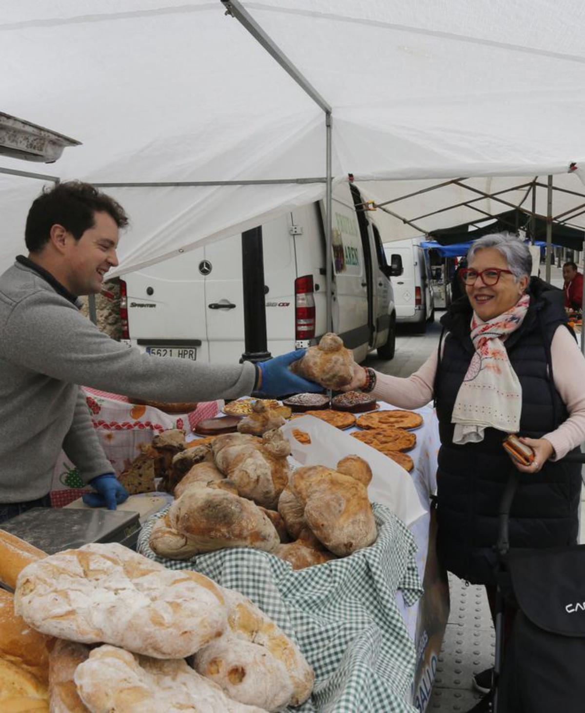 Puestos de los comerciantes instalados en el paseo do Balneario este sábado.   | // IAGO LÓPEZ