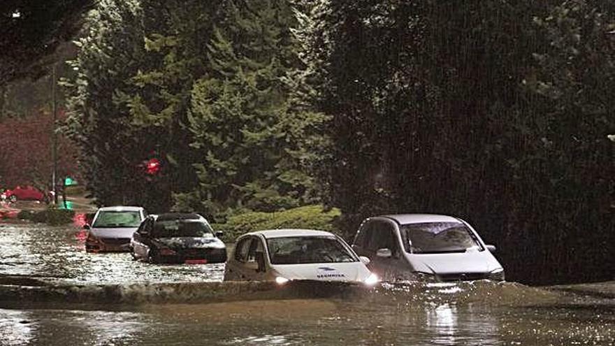 Numerosos coches, bloqueados por el agua en Valladolid.