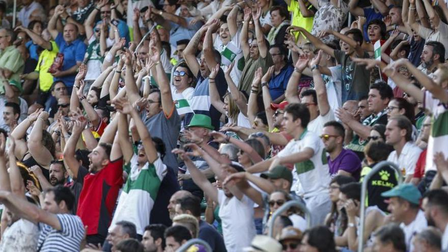 Aficionados del Elche, durante el partido del pasado sábado en el Martínez Valero