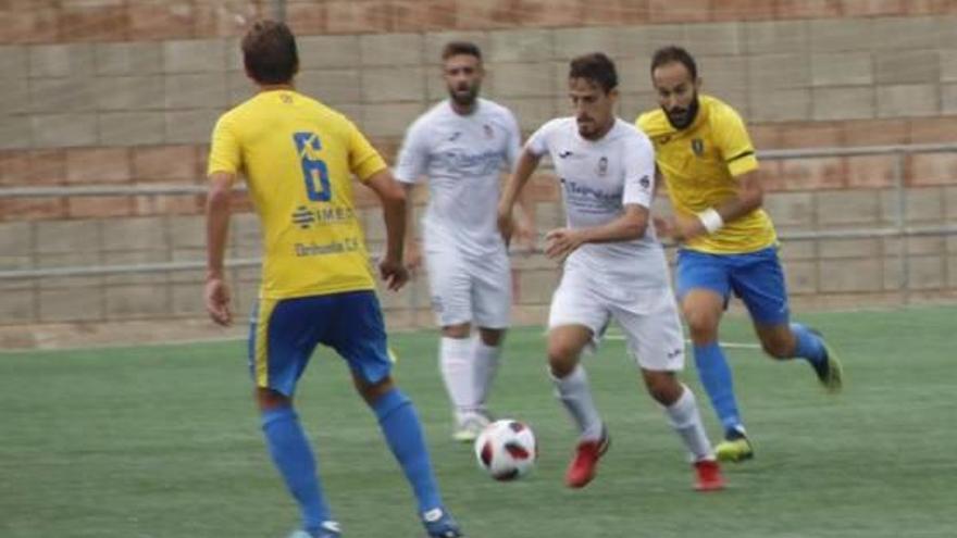 Dos jugadores del Orihuela presionan a un delantero del Silla.