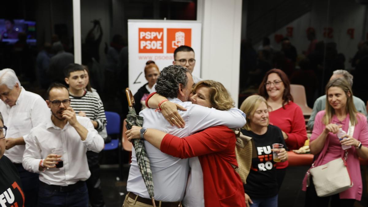 Arques se abraza a Mayte García en la sede del PSOE de l&#039;Alfàs tras la victoria.