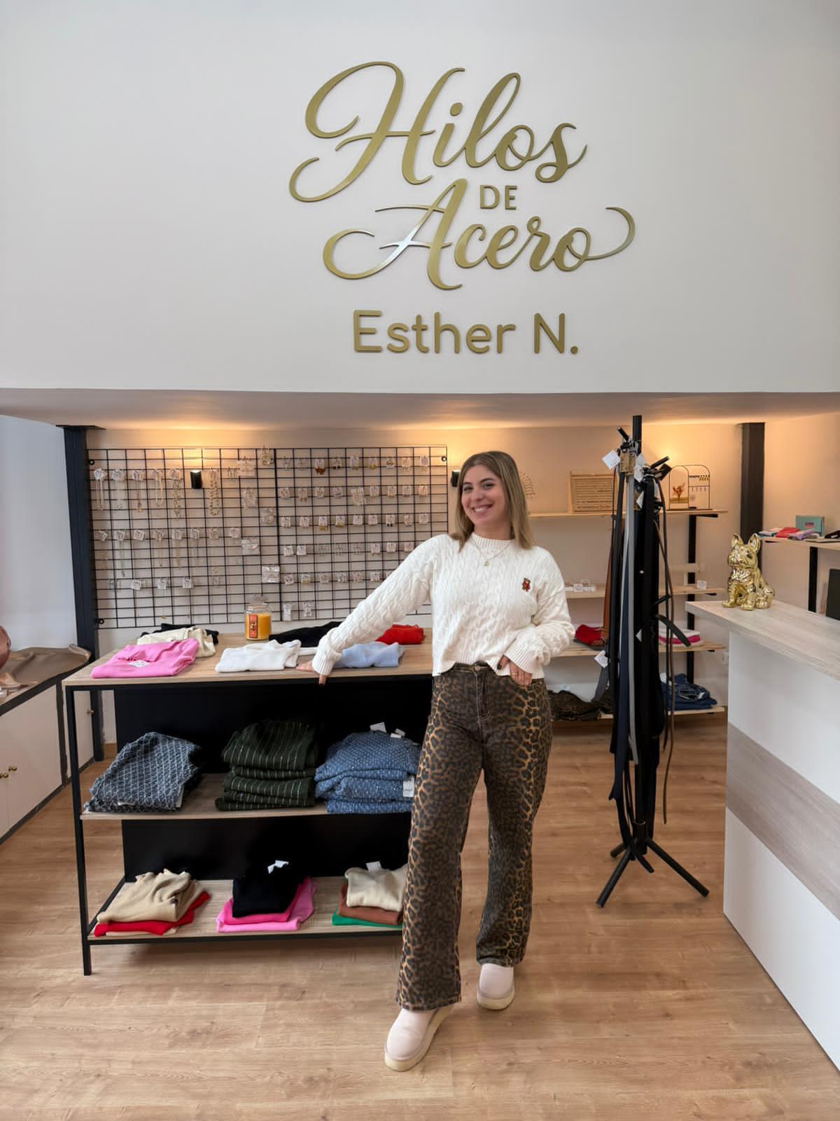 Esther Nevado en su tienda 'Hilos de Acero'.