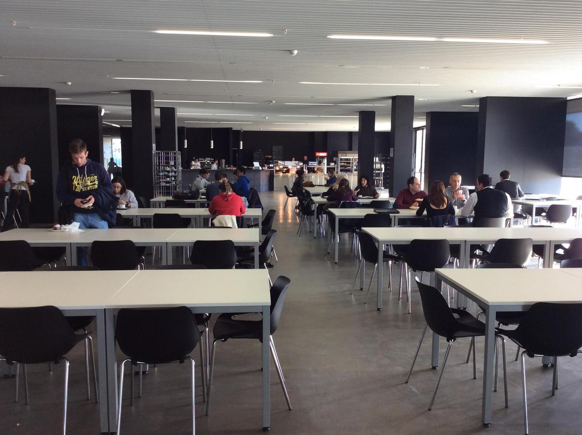 Uno de los comedores del campus de Elche de la Universidad Miguel Hernández donde se pueden canjear los bonos comida