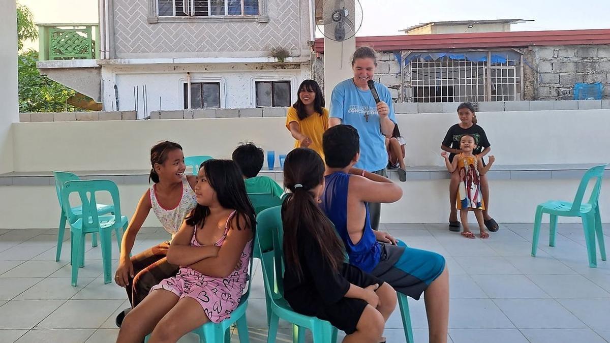 Manoli con niños filipinos en el Centro Misionero Asiático
