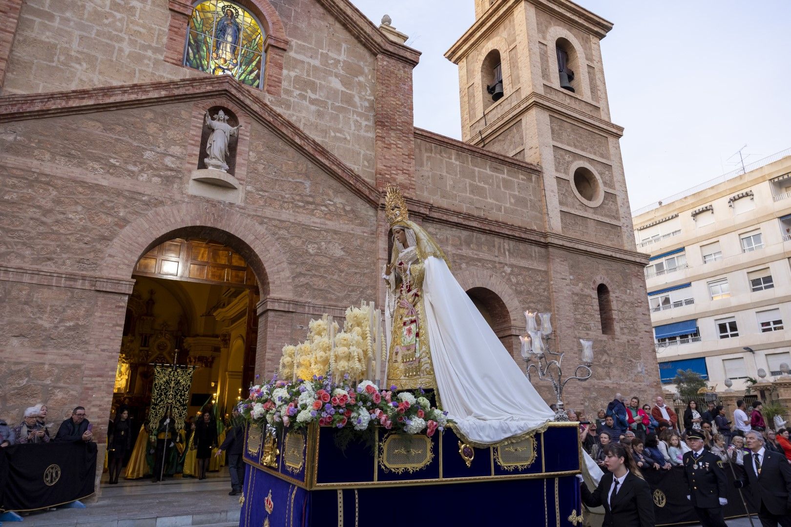 Las quince cofradías de la Semana Santa de Torrevieja recorrieron las calles en Viernes Santo