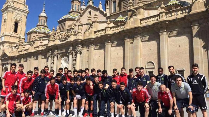 Los cadetes del Deportivo y del Celta poasan juntos ante la Basílica del Pilar, en Zaragoza.