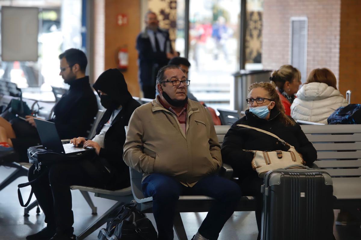 En la estación de autobuses de Córdoba se han alternado mascarillas y rostros descubiertos.