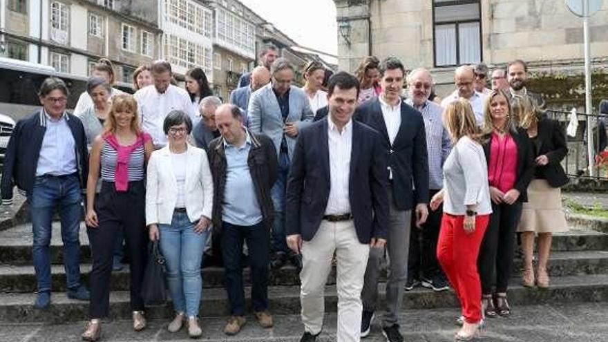 Caballero, con cargos del PSdeG detrás ayer en Santiago. // X. Álvarez