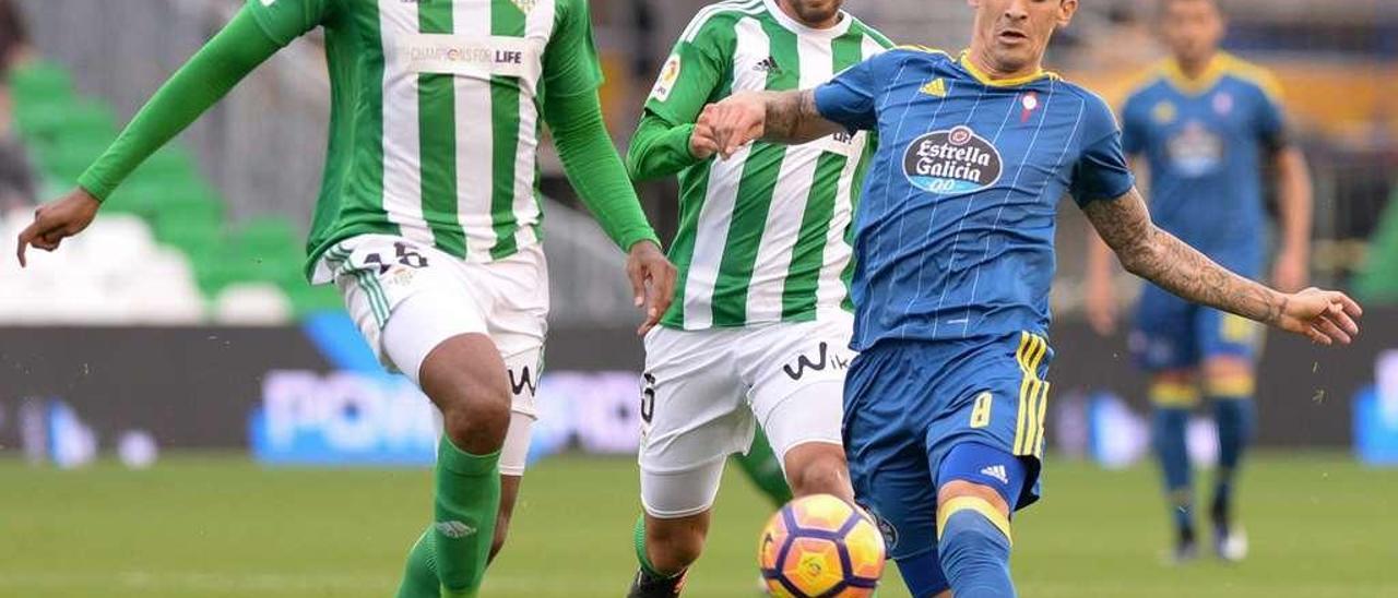 Hernández pugna por el balón con Donk (izq.) y Petros. // LOF