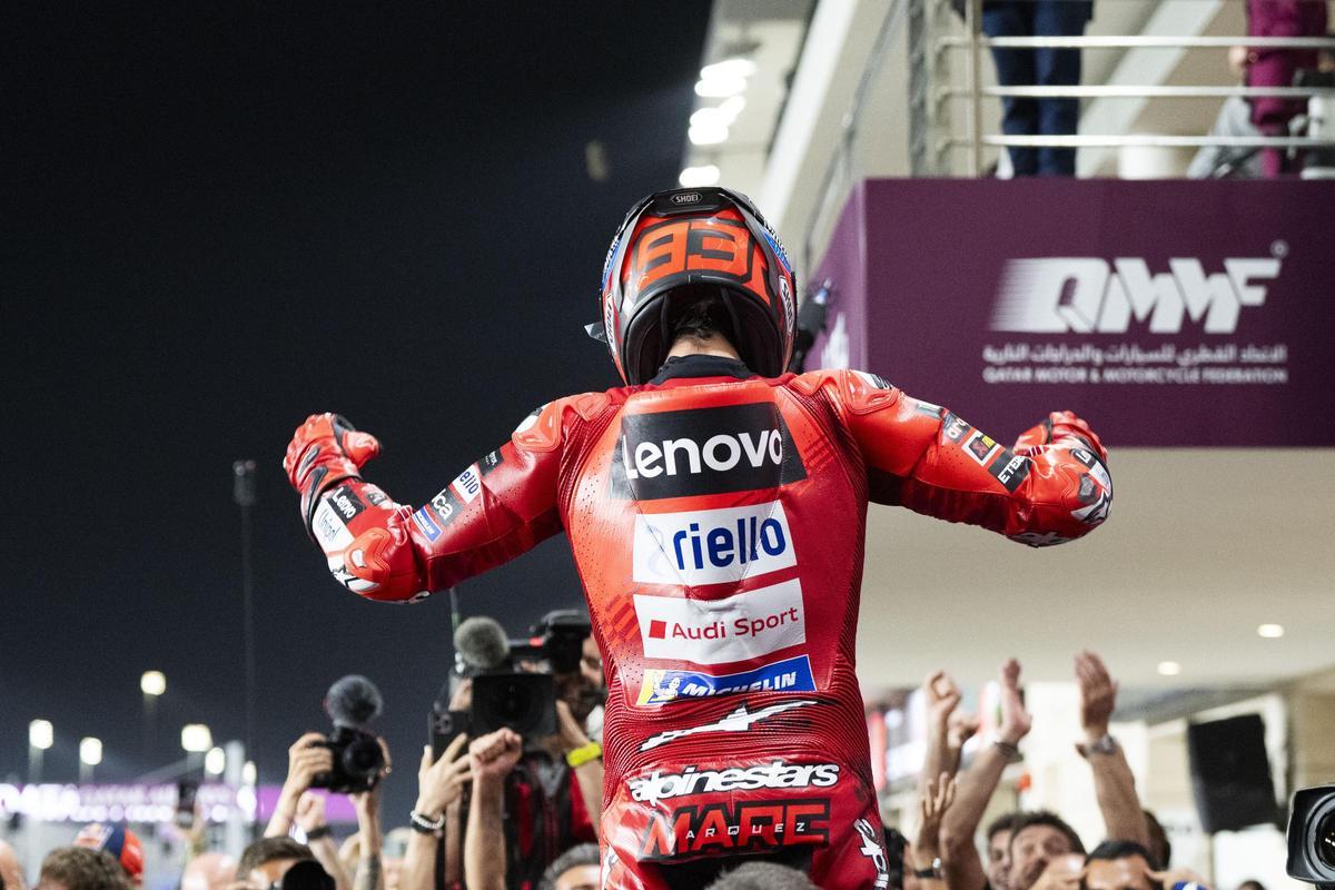 Marc Márquez celebra, en el 'corralito' de Losail, la victoria con todo su equipo.